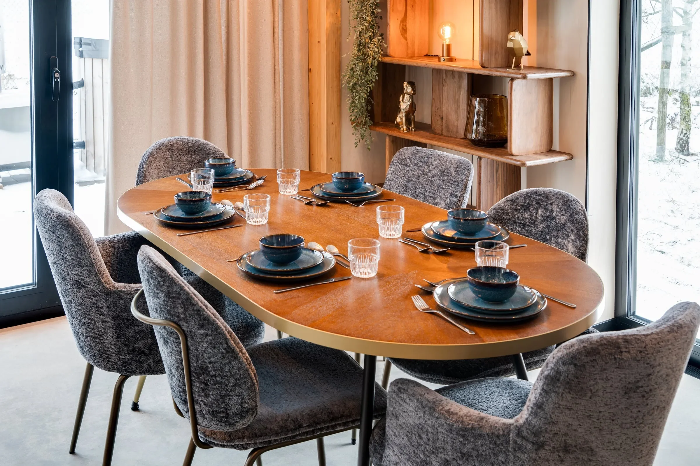Set dining table for six at OplooPark