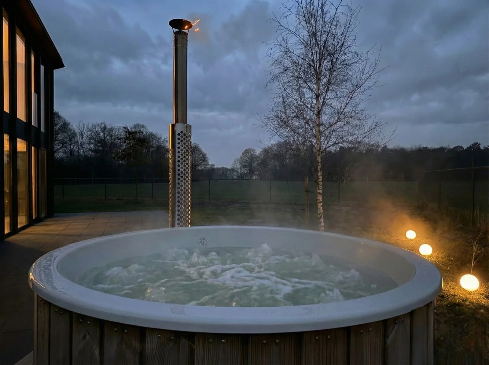 Hot tub in de schemering op het terrein van OplooPark